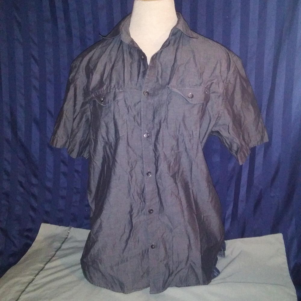 Men's Button Down Short Sleeve Shirt. Size Medium. - Picture 1 of 1